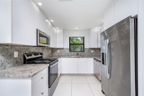 House in Hollywood, Florida 2 bedrooms, 86.86 sq.m. № 2383185 - photo 8