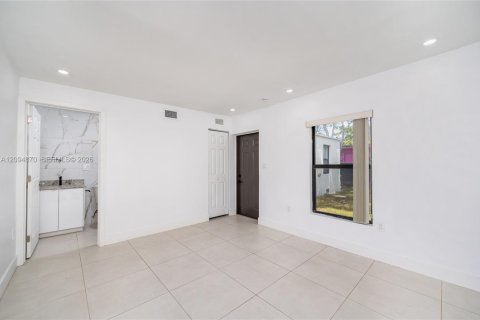 House in Hollywood, Florida 2 bedrooms, 86.86 sq.m. № 2383185 - photo 21