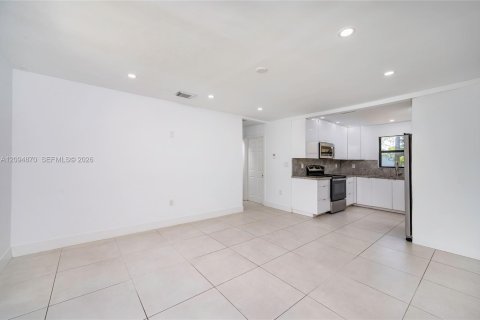 House in Hollywood, Florida 2 bedrooms, 86.86 sq.m. № 2383185 - photo 9