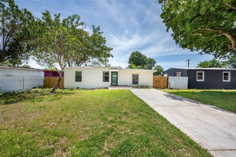 House in Hollywood, Florida 2 bedrooms, 86.86 sq.m. № 2383185