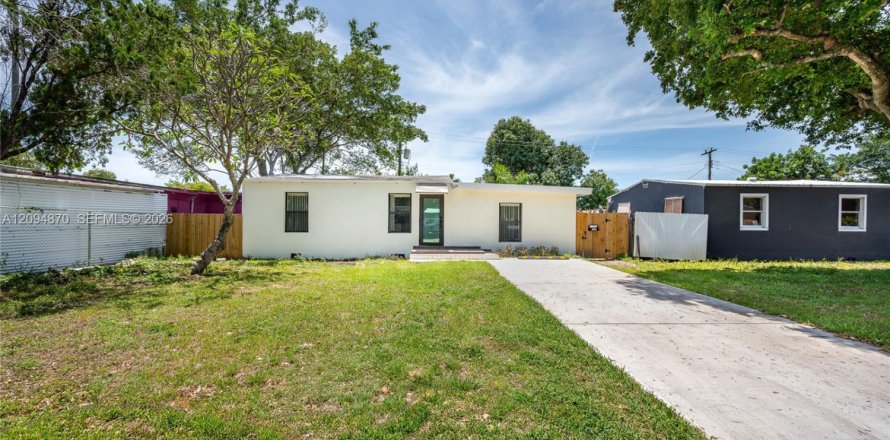 House in Hollywood, Florida 2 bedrooms, 86.86 sq.m. № 2383185