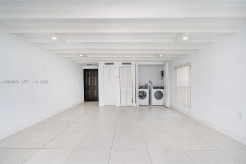House in Hollywood, Florida 2 bedrooms, 86.86 sq.m. № 2383185 - photo 12