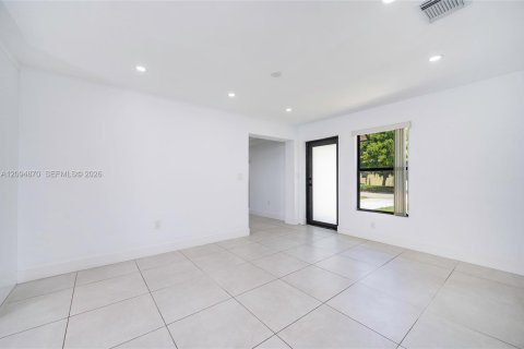 House in Hollywood, Florida 2 bedrooms, 86.86 sq.m. № 2383185 - photo 6