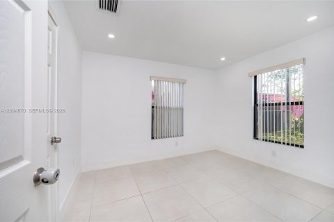 House in Hollywood, Florida 2 bedrooms, 86.86 sq.m. № 2383185 - photo 15