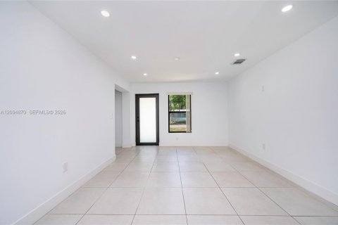 House in Hollywood, Florida 2 bedrooms, 86.86 sq.m. № 2383185 - photo 7