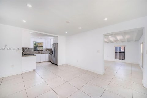 House in Hollywood, Florida 2 bedrooms, 86.86 sq.m. № 2383185 - photo 10