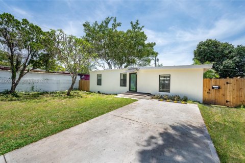 House in Hollywood, Florida 2 bedrooms, 86.86 sq.m. № 2383185 - photo 2