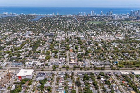 House in Hollywood, Florida 2 bedrooms, 86.86 sq.m. № 2383185 - photo 25