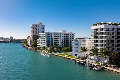Condominio en venta en Bay Harbor Islands, Florida, 2 dormitorios, 108.14 m2 № 2005974 - foto 25