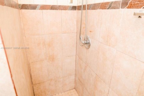 House in Miami, Florida 3 bedrooms, 124.12 sq.m. № 2069628 - photo 24