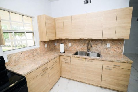 House in Miami, Florida 3 bedrooms, 124.12 sq.m. № 2069628 - photo 3