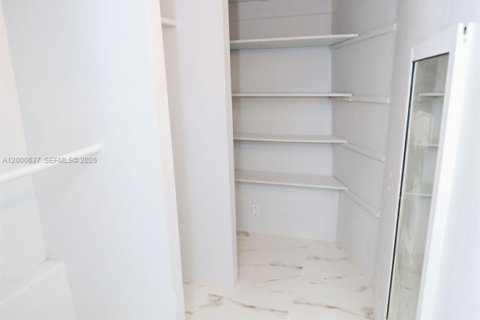 House in Miami, Florida 3 bedrooms, 124.12 sq.m. № 2069628 - photo 23