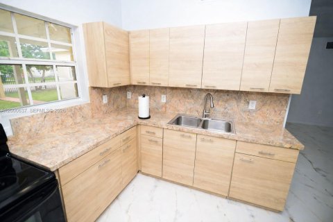 House in Miami, Florida 3 bedrooms, 124.12 sq.m. № 2069628 - photo 2