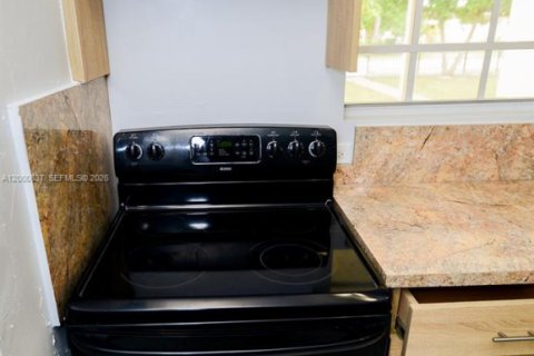 House in Miami, Florida 3 bedrooms, 124.12 sq.m. № 2069628 - photo 27