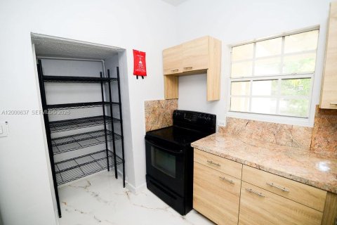 House in Miami, Florida 3 bedrooms, 124.12 sq.m. № 2069628 - photo 5