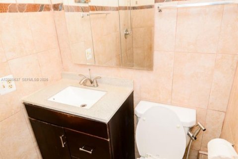 House in Miami, Florida 3 bedrooms, 124.12 sq.m. № 2069628 - photo 25