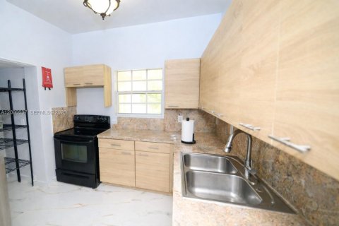 House in Miami, Florida 3 bedrooms, 124.12 sq.m. № 2069628 - photo 4