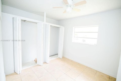 House in Miami, Florida 3 bedrooms, 124.12 sq.m. № 2069628 - photo 12
