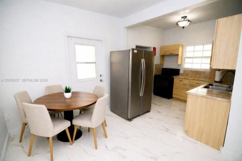 House in Miami, Florida 3 bedrooms, 124.12 sq.m. № 2069628 - photo 6