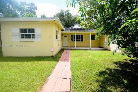 House in Miami, Florida 3 bedrooms, 124.12 sq.m. № 2069628 - photo 1