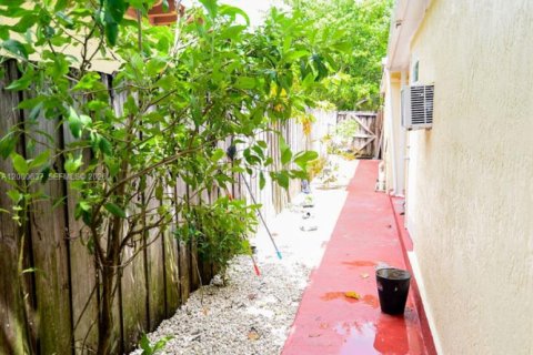 House in Miami, Florida 3 bedrooms, 124.12 sq.m. № 2069628 - photo 17