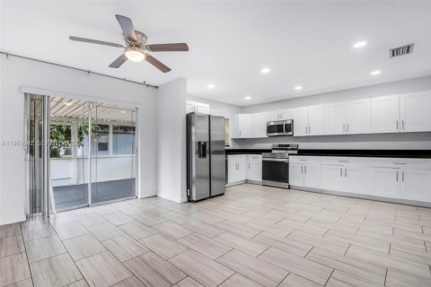 Villa ou maison à vendre à Hollywood, Floride: 3 chambres, 122.63 m2 № 2030100 - photo 3