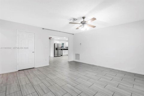 Villa ou maison à vendre à Hollywood, Floride: 3 chambres, 122.63 m2 № 2030100 - photo 2