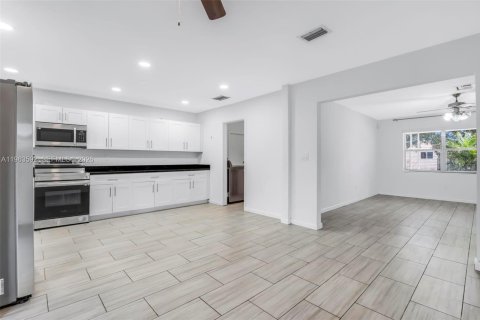 Villa ou maison à vendre à Hollywood, Floride: 3 chambres, 122.63 m2 № 2030100 - photo 5