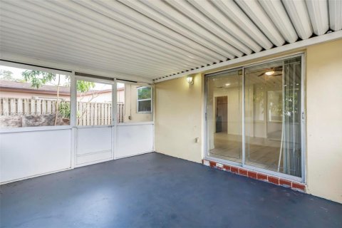 Villa ou maison à vendre à Hollywood, Floride: 3 chambres, 122.63 m2 № 2030100 - photo 27