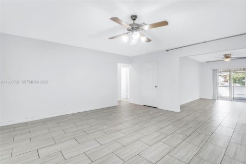 Villa ou maison à vendre à Hollywood, Floride: 3 chambres, 122.63 m2 № 2030100 - photo 8