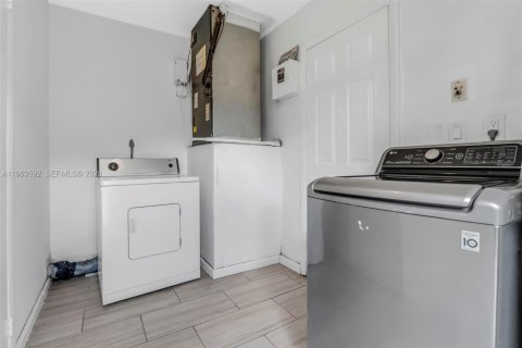 Villa ou maison à vendre à Hollywood, Floride: 3 chambres, 122.63 m2 № 2030100 - photo 21