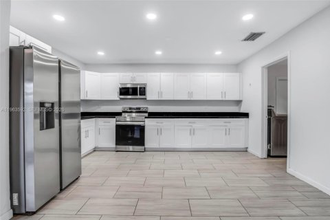 Villa ou maison à vendre à Hollywood, Floride: 3 chambres, 122.63 m2 № 2030100 - photo 4