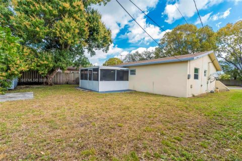Villa ou maison à vendre à Hollywood, Floride: 3 chambres, 122.63 m2 № 2030100 - photo 29