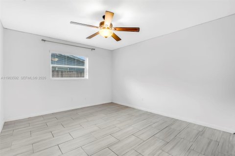 Villa ou maison à vendre à Hollywood, Floride: 3 chambres, 122.63 m2 № 2030100 - photo 14