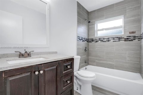 Villa ou maison à vendre à Hollywood, Floride: 3 chambres, 122.63 m2 № 2030100 - photo 18