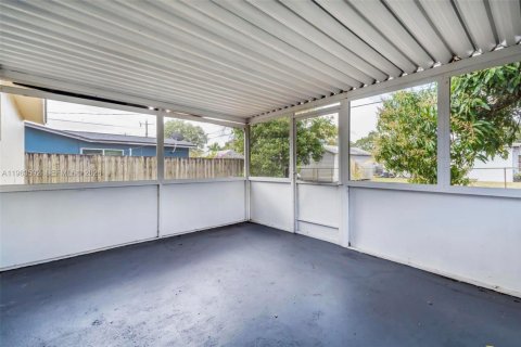 Villa ou maison à vendre à Hollywood, Floride: 3 chambres, 122.63 m2 № 2030100 - photo 25