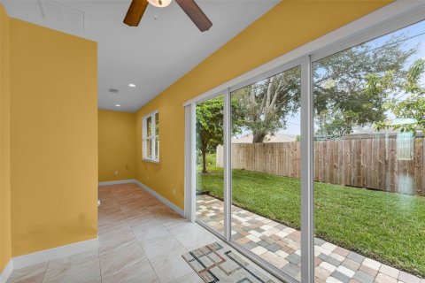 House in Cape Coral, Florida 3 bedrooms, 264.68 sq.m. № 1392662 - photo 12