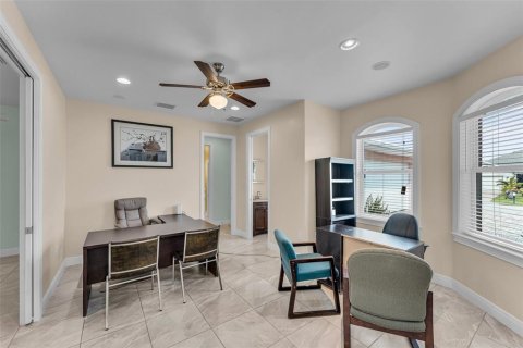 House in Cape Coral, Florida 3 bedrooms, 264.68 sq.m. № 1392662 - photo 18