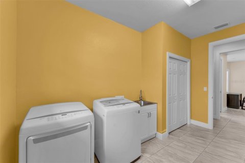 House in Cape Coral, Florida 3 bedrooms, 264.68 sq.m. № 1392662 - photo 17