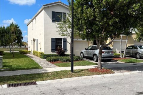Touwnhouse à louer à Miami, Floride: 4 chambres, 178.37 m2 № 2056839 - photo 2