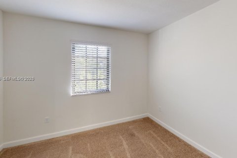 Touwnhouse à louer à Miami, Floride: 4 chambres, 178.37 m2 № 2056839 - photo 16