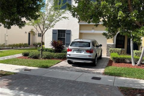 Touwnhouse à louer à Miami, Floride: 4 chambres, 178.37 m2 № 2056839 - photo 1
