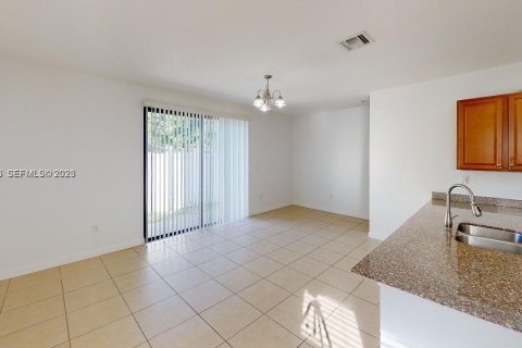 Touwnhouse à louer à Miami, Floride: 4 chambres, 178.37 m2 № 2056839 - photo 11