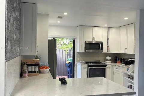 Снять в аренду виллу или дом в Майами, Флорида 2 спальни, 82.22м2, № 1991425 - фото 7