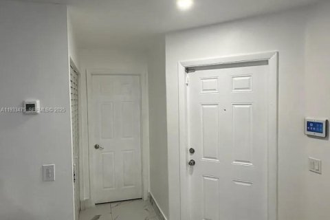 Снять в аренду виллу или дом в Майами, Флорида 2 спальни, 82.22м2, № 1991425 - фото 3