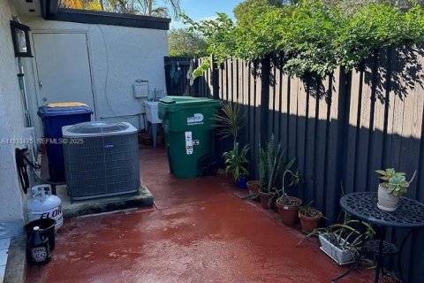 Снять в аренду виллу или дом в Майами, Флорида 2 спальни, 82.22м2, № 1991425 - фото 10