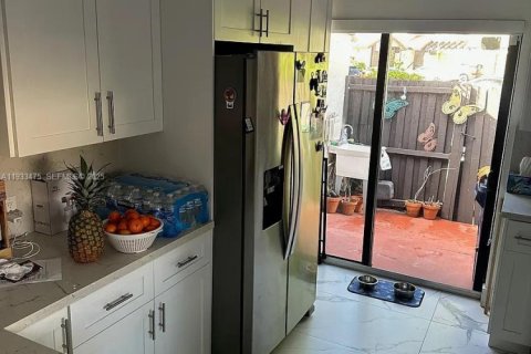 Снять в аренду виллу или дом в Майами, Флорида 2 спальни, 82.22м2, № 1991425 - фото 9