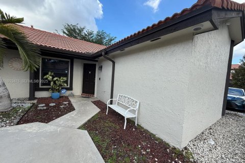 Снять в аренду виллу или дом в Майами, Флорида 2 спальни, 82.22м2, № 1991425 - фото 1