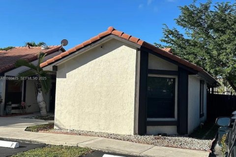 Снять в аренду виллу или дом в Майами, Флорида 2 спальни, 82.22м2, № 1991425 - фото 2