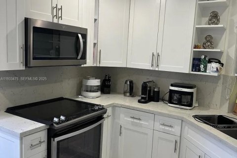 Снять в аренду виллу или дом в Майами, Флорида 2 спальни, 82.22м2, № 1991425 - фото 4